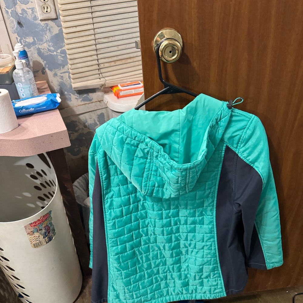 Stylish Teal and Black Women's Puffer Jacket - Picture 3 of 6